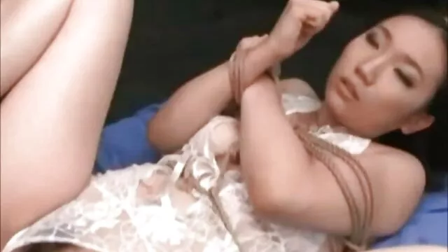 ఇంద్రియ BDSM సెక్స్ వీడియోలో సెక్స్‌ట్రాక్టివ్ నల్లటి జుట్టు తెలుగు అమ్మాయి సెక్స్ వీడియోస్ గల స్త్రీ ఎలిస్ గ్రేవ్స్